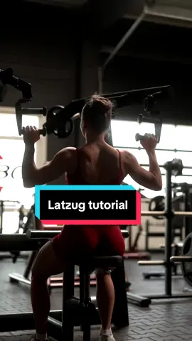 Der Latzug ist ein Klassiker, den es in fast jedem Fitnessstudio gibt🏋️‍♀️  so geht’s mit dem breiten Griff:  PS.: wenn ihr beim Latzug die Rückenmuskulatur insbesondere den Lat nicht gut spürt, versucht mal das Latziehen mit dem engen Griff❤️