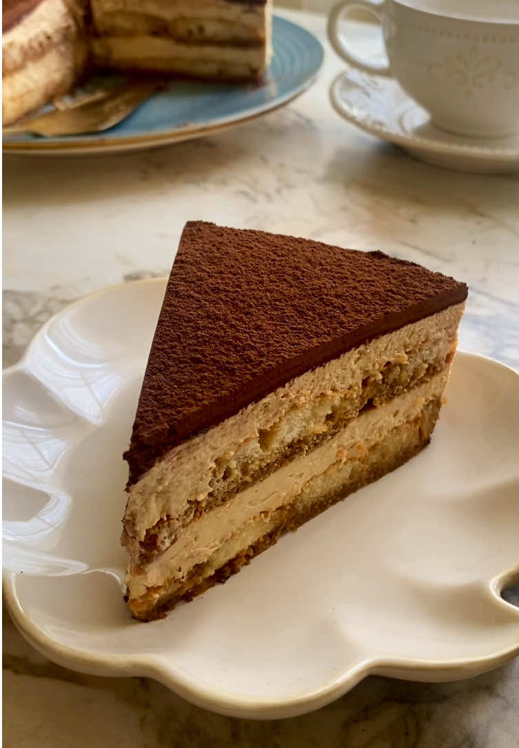 ✨Tiramisu à ma façon : -Trempez des biscuits boudoirs dans du café puis disposez les dans un moule à charnière comme dans la vidéo . -Dans un saladier fouettez 250g de mascarpone, 400ml de crème liquide 30% MG bien froide, 120g de sucre glacé et 1càs de café instantané . -Étalez la moitié de la crème puis disposez une deuxième couche de biscuits boudoirs trempés dans du café. -Étalez ensuite le reste de la crème puis réservez au frais minimum 6h de préférence toute une nuit.  -Démoulez et saupoudrez du cacao amer . #cuisinefacile #recette #tiramisu #pourtoii #foryouu 