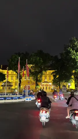 Một trong những con đường đẹp nhất Hà Nội🛵🍂 #langbac #muathuhanoi #chill #tamtrang #viral 