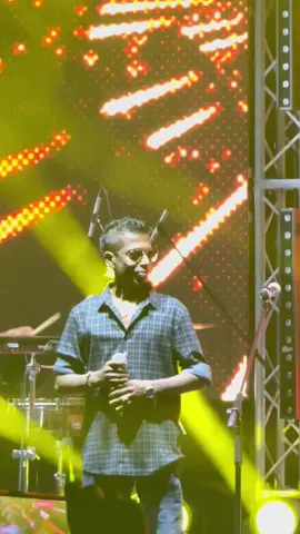 Chamara Weerasinghe on Fire 🔥 with @sarithsurithandthenews  @chamara weerasinghe fans😍😍  මතකයන් ඔබේ live in Dubai ❤️🇦🇪 #chamaraweerasinghe #sarithsurithandthenews #මතකයන්_ඔබේ_ #liveinconcert #DubaiSL 