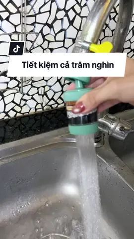 Các bà muốn tiết kiệm nước, rửa rau rửa bát ko bị nước bắn tung toé thì lắp thêm cái vòi này nha #choechamnha #viral #voinuocxoay360 #voilocnuoc 