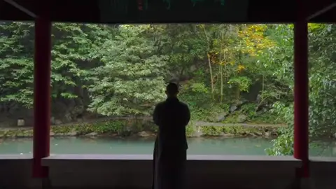 Người hỏi về những khó khăn lớn nhất của đời người… __________________ Một trong những khó khăn lớn nhất của đời người là dám bỏ đi những thứ làm mình mệt mỏi để sống hạnh phúc. Có đôi chân rất mệt, nhưng không dám dừng lại, vì sợ không theo kịp đám đông. Có kẻ sợ bỏ lỡ những thứ hạnh phúc của đám đông, ồn ào vội vã chóng phai, nên đã nhiều lần đánh mất hạnh phúc thực sự.  Có đôi tay rất mỏi, vì cả nửa đời phải nắm giữ, nhưng không dám mở tay ra đặt xuống, vì sợ trong tay mình không còn gì. Có kẻ chỉ vì sợ mất một vài thứ bé nhỏ, không dám mở tay ra, nên không có cơ hội được chạm tay vào mọi thứ.  Có người ngồi mãi trong căn phòng cũ, âm u; cánh cửa luôn khép, và chiếc then cài được làm bằng thói quen và lời hứa cũ. Mỗi lần muốn mở cửa, kẻ ấy lại lưỡng lự, sợ gió len vào làm rơi một vài kỷ niệm, sợ ánh sáng bước vào làm phai mờ một vài thứ của ngày xưa. Vì sợ mất mát, họ ở mãi trong căn phòng tối. Có kẻ mãi nhốt mình trong kỉ niệm cũ, rồi bỏ lỡ những ngày vui. Có nỗi buồn như viên sỏi nhỏ nằm trong túi, mang lâu ngày thành quen, quen đến mức không nhận ra đang mang nó. Đôi lúc cũng thấy khó chịu, nhưng không dám bỏ đi vì nghĩ nó là bằng chứng cho một tình cảm từng có, một ký ức từng sống, nên luôn mang bên mình mỗi ngày, đi khắp nơi. Có kẻ mang theo mãi bên mình một vài nỗi buồn, rồi đánh mất những tháng ngày nhẹ tênh. Buông bỏ, nói thì rất đơn giản, nhưng khi làm lại rất khó và rất lâu — khó như tháo rời một nút thắt đã bện vào ruột gan; lâu như mở cho hết một cuộn niềm tin và thói quen đã quấn chặt quanh trái tim trăm nghìn vòng. Có lẽ, buông bỏ không phải là dũng khí của kẻ đứng trước một trận chiến, mà là dũng khí của kẻ dám quay lưng bước đi, chấp nhận mất một phần ký ức, mất những thứ đã rất thân quen. Nhưng đó không phải là phản bội ký ức, mà là trân trọng hiện tại và tương lai. Người muốn mang theo thứ gì trên chuyến đi còn lại của mình? Người ngủ an. #fyp 