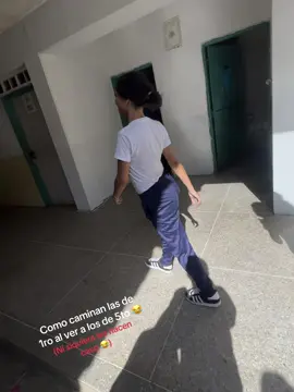 Como caminan las de 1ro al ver a los de 5to año #cratorsearchinsight @sina🌸. 