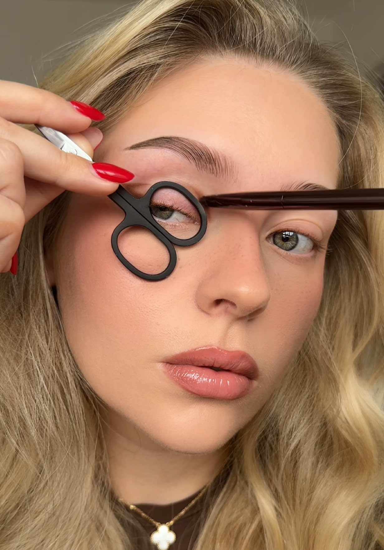 scissors eyeshadow hack ✂️ makes doing eyeshadow so quick!  products: @makeupbymario ethereal eyes palette: nature  @Maybelline NY sky high mascara in brown  inspo:  @Ayah Mizan 💘 #makeup #eyeshadow #makeuphacks #beauty #beginnermakeup 