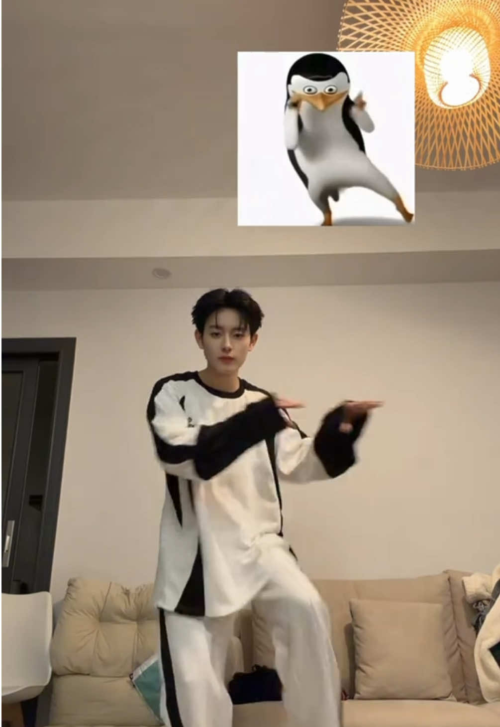 Mấy video nhảy cover lại em chim cánh cụt 🐧 này đang hot bên Douyin á, Video thứ 2 em Hiên cover nè 🤣🤣🤣 trông có dô tri không cơ chứ 😄 [11.03] XuanYe DY update . #轩爷困了 #xuanyekunle #xuanye #轩轩 #hiênhiên 