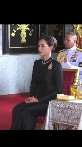 พระบาทสมเด็จพระเจ้าอยู่หัว ทรงพระกรุณาโปรดเกล้า  ให้  พลตรีหญิงคุณหญิงประภัสสร วัชรหทัยพัทธ์       ถวายผ้าพระกฐิน พระราชทาน ณ วัดกะพังสุรินทร์  พระอารามหลวง และไปในการพิธีเปิดอาคารศรีพัชรินทรานุสรณ์ (อาคาร ๑๐๐ ปี วิเชียรมาตุ) ณ โรงเรียนเรียนวิเชียรมาตุ อำเภอเมืองตรัง จังหวัดตรัง ###พลตรีหญิงคุณหญิงปภัสสรวัชรหทัยพัทธ์##นายทหารราชองครักษ์พิเศษ##ในหลวงรัชกาลที่10##fyp##fyppppppppppppppppppppppp