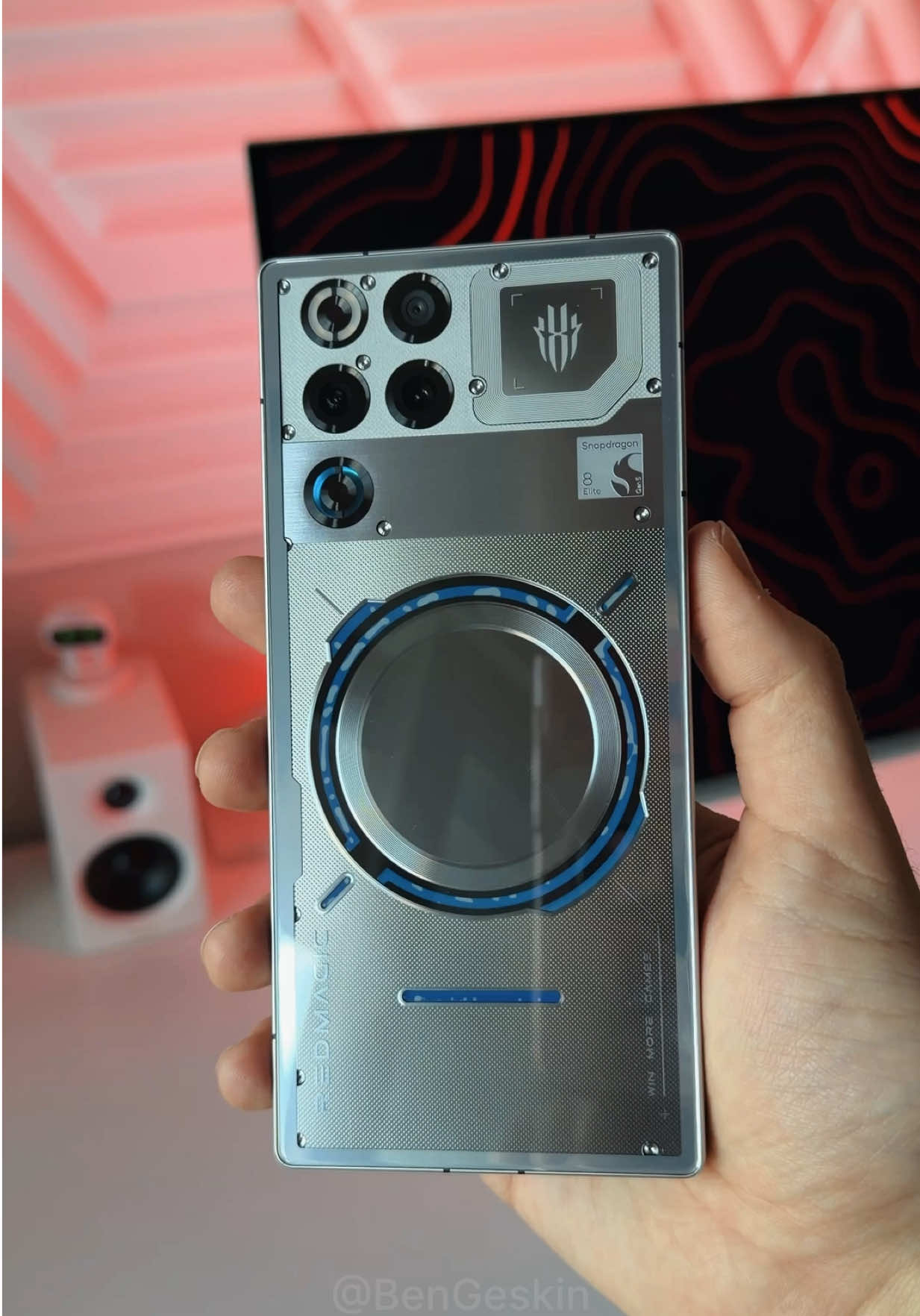 The first phone with liquid cooling inside! 🤯 The @REDMAGIC REDMAGIC 11 Pro uses a new AquaCore system that literally circulates fluorinated coolant inside the phone to pull heat away from the CPU and battery, keeping performance stable even in long gaming sessions. • First mass-produced phone with active liquid flow cooling • Huge 13,116mm² vapor chamber + patented 4D VC structure • Liquid Metal 3.0 layer for ultra-fast heat transfer • 24,000 RPM waterproof TurboFan for extra airflow • Piezo micropumps + micro-channels to move coolant around the phone • Non-conductive, sealed, leak-proof coolant designed for extreme temps • Transparent version shows the system working inside