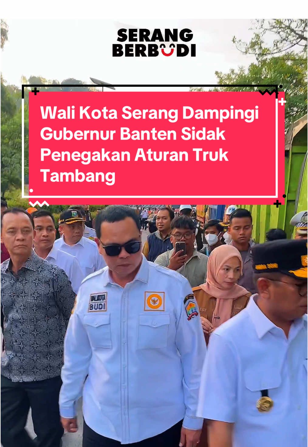 Wali Kota Serang Dampingi Gubernur Banten Sidak Penegakan Aturan Truk Tambang Wali Kota Serang, Budi Rustandi, mendampingi Gubernur Banten Andra Soni dalam kegiatan penegakan hukum dan pembatasan jam operasional kendaraan angkutan tambang di Simpang Bojonegara, Kota Cilegon (3/11). Langkah ini merupakan tindak lanjut dari SK Gubernur Banten Nomor 567 Tahun 2025, yang mengatur pembatasan jam operasional dan jalur lintasan kendaraan tambang mineral bukan logam dan batuan di Provinsi Banten. Wali Kota Serang menyampaikan dukungan penuh terhadap kebijakan Gubernur untuk menjaga keselamatan dan ketertiban di jalan raya, sekaligus menegaskan komitmen Pemkot Serang dalam menegakkan aturan dan melindungi kepentingan masyarakat. Dengan sinergi antara Pemerintah Kota Serang, Pemerintah Provinsi Banten, dan Kepolisian Daerah Banten, diharapkan penegakan aturan ini mampu mengurangi pelanggaran, menekan angka kecelakaan, serta menciptakan keadilan bagi pengusaha dan masyarakat lokal. @Budi Rustandi Official  #gubernurbanten #sidak #penegakanhukum #bojonegara #walikotaserang 