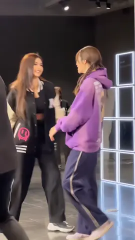 ตีกันตลอดแต่ส่วนใหญ่พี่ฟ้าก็ยอมน้อง ดูดิขนาดจะตีน้องยังเอามือบังเล๊ยยย🙂‍↔️ #อิงล็อต #englot #engfawaraha #charlotteaustin 