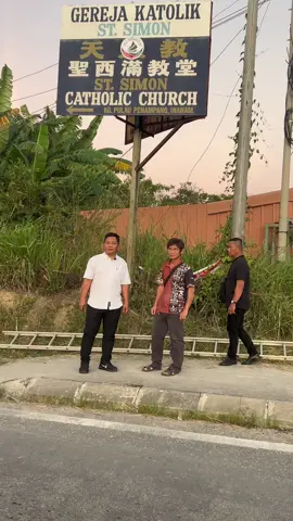 Mantan Ketua Kampung di Pulau Penampang telah memaklumkan kepada saya, selaku Timbalan Ketua Bahagian Warisan Sepanggar, mengenai kewujudan pelekat Parti Warisan pada sebuah papan tanda (billboard) gereja di kawasan tersebut. Pihak Parti Warisan Bahagian Sepanggar menegaskan bahawa tindakan itu tidak pernah diarahkan oleh mana-mana pihak dalam parti, sama ada di peringkat bahagian, cawangan, mahupun oleh ahli parti sendiri. Kami bersyukur kepada penduduk kampung yang pantas memaklumkan perkara ini kepada kami. Atas inisiatif sendiri, kami telah menanggalkan pelekat berkenaan bagi mengelakkan sebarang salah faham serta bagi menegaskan bahawa Parti Warisan sentiasa komited menjaga keharmonian antara kaum di Sabah. Saya juga ingin menyeru semua pihak agar berpolitik secara sihat tanpa menimbulkan perpecahan sesama rakyat Sabah. Politik tidak seharusnya dijadikan alasan untuk membuli atau mencetus permusuhan. Sebagai rakyat Sabah, kita perlu saling melengkapi dan memperkukuh perpaduan demi kebaikan bersama. #WarisanSepanggar #InGodWeTrustUniteWeMust  #SelamatkanSabah