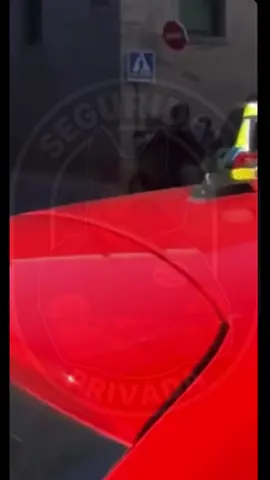 Cada vez se percibe más la falta de respeto hacia las fuerzas de seguridad, tanto públicas como privadas. La autoridad se cuestiona, la figura del agente se ridiculiza y el respeto se ha ido diluyendo. La formación continua deberia ser una prioridad, no una opción. ¿Tu qué opinas de esta intervención? • • • • #seguridadprivada #seguridad #honor #policia #seguridadpublica 