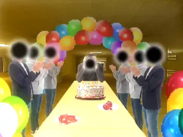 aniversário.mp4 Não sei dizer o que ou porque mas parece que depois dos 17 anos fazer aniversário ficou um negócio pesado, não sei se é o peso de envelhecer ou pensar que estou com menos 1 ano de vida ou porque eu vejo pessoas que raramente conversam comigo. Sendo bem sincero eu nunca entendi o pq comemoramos aniversários, e nunca soube o que fazer na hora que me cantavam o parabéns, então eu só ficava ali parado desajeitado esperando acabar mas sempre parecia que o relógio gostava de esticar o tempo.  #weirdcore #dreamcore #foryoupage 