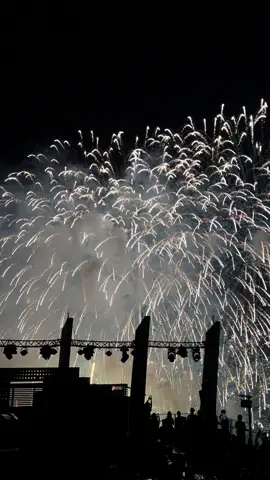 Ôm em trong lòng, đời như mộng. Tâm trí phiêu bồng giữa thinh không. #fyp 