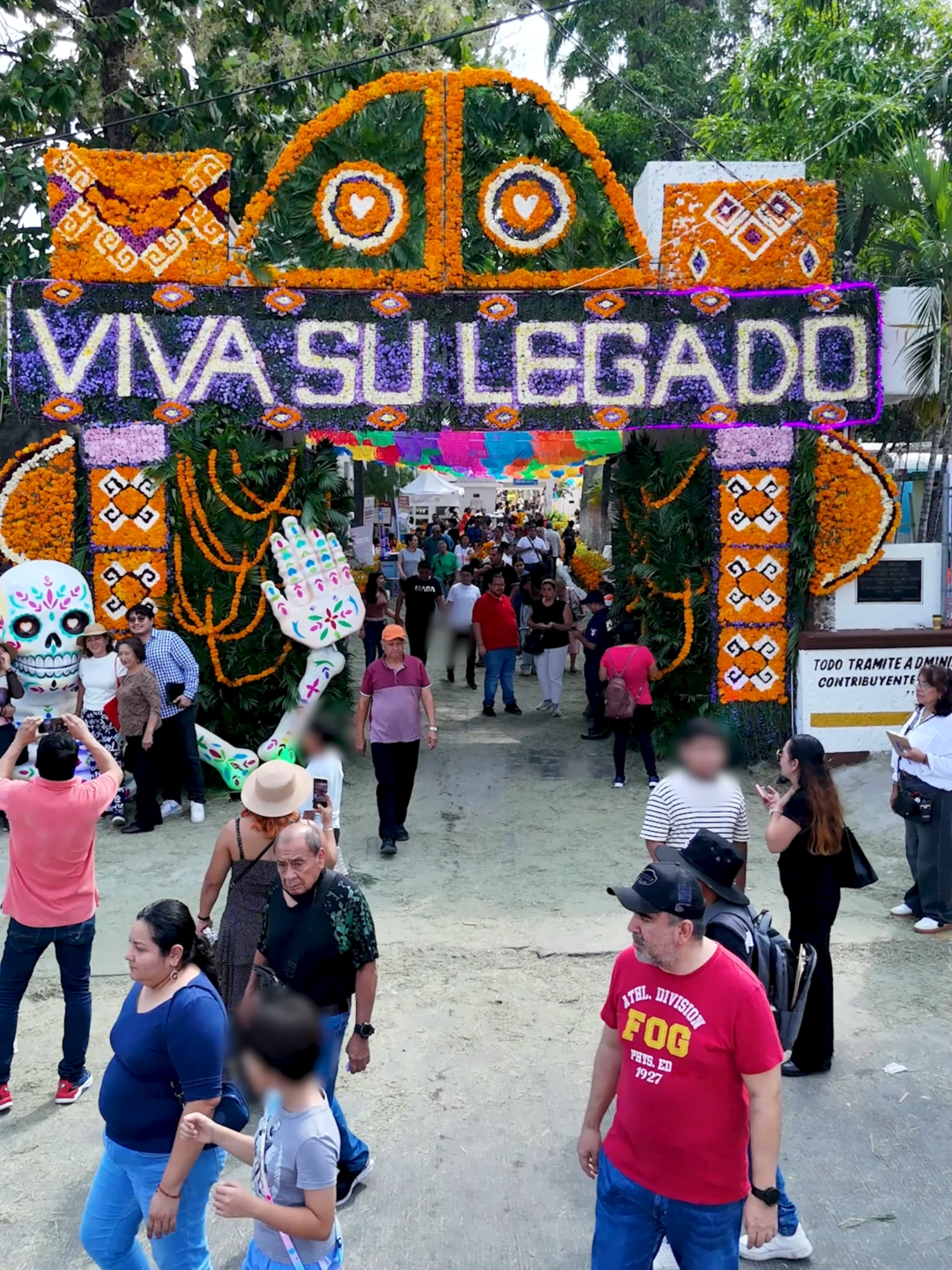 ¡Que sigan vivas nuestras tradiciones! Celebramos con orgullo estas fechas que nos invitan a honrar nuestras raíces y transmitir a las nuevas generaciones el valor de nuestras costumbres y cultura. #díademuertos2025 #TuxtlaGutierrezChiapas #quévivatuxtla