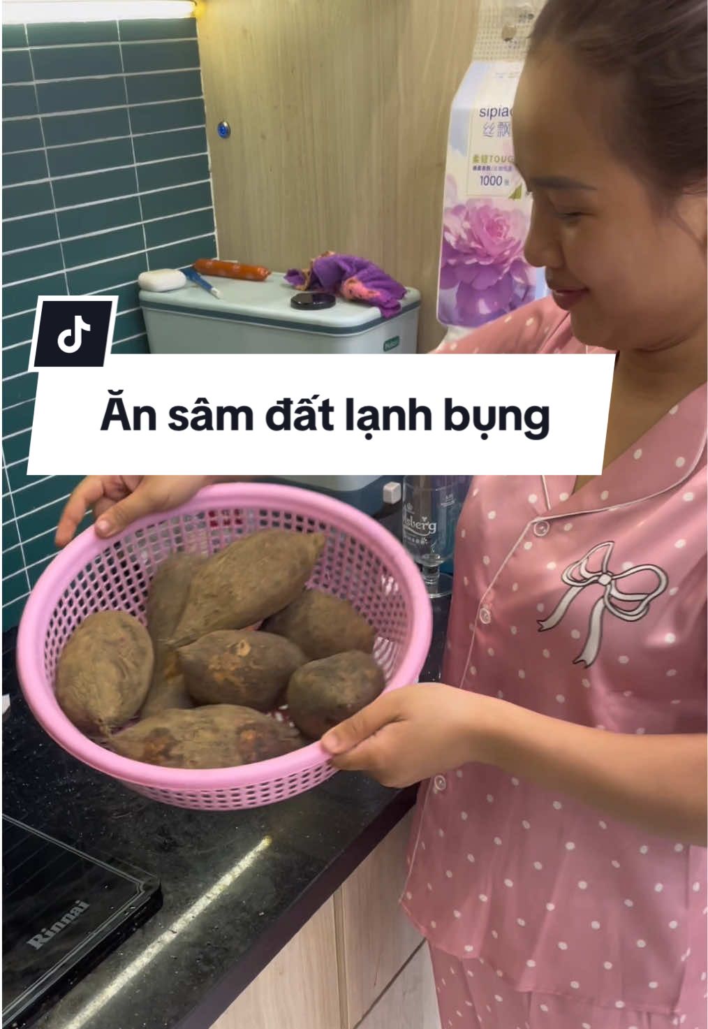 Trời ơi, hôm trước ăn củ sâm đất sống xong là bụng tôi chạy không kịp luôn đó 😭 Giờ còn dư gần 3 ký mà không dám ăn sống nữa, không biết nấu canh có ăn được không mấy bà ha? Chứ bỏ thì phí mà ăn thì sợ quá trời luôn 🥲 #dailyvlog #trangmoc #đờisốnggiađình #VlogGiaĐình  #cusamdat 