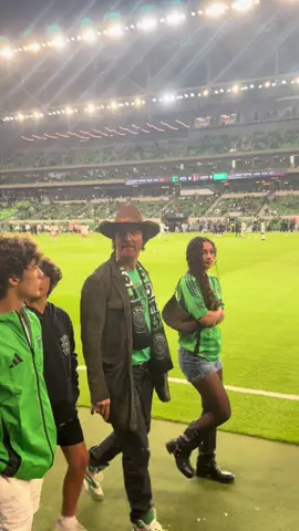 Matthew McConaughey asistió al juego de playoff del #austinfc vs LA Football Club con sus hijos l#farandulatexas