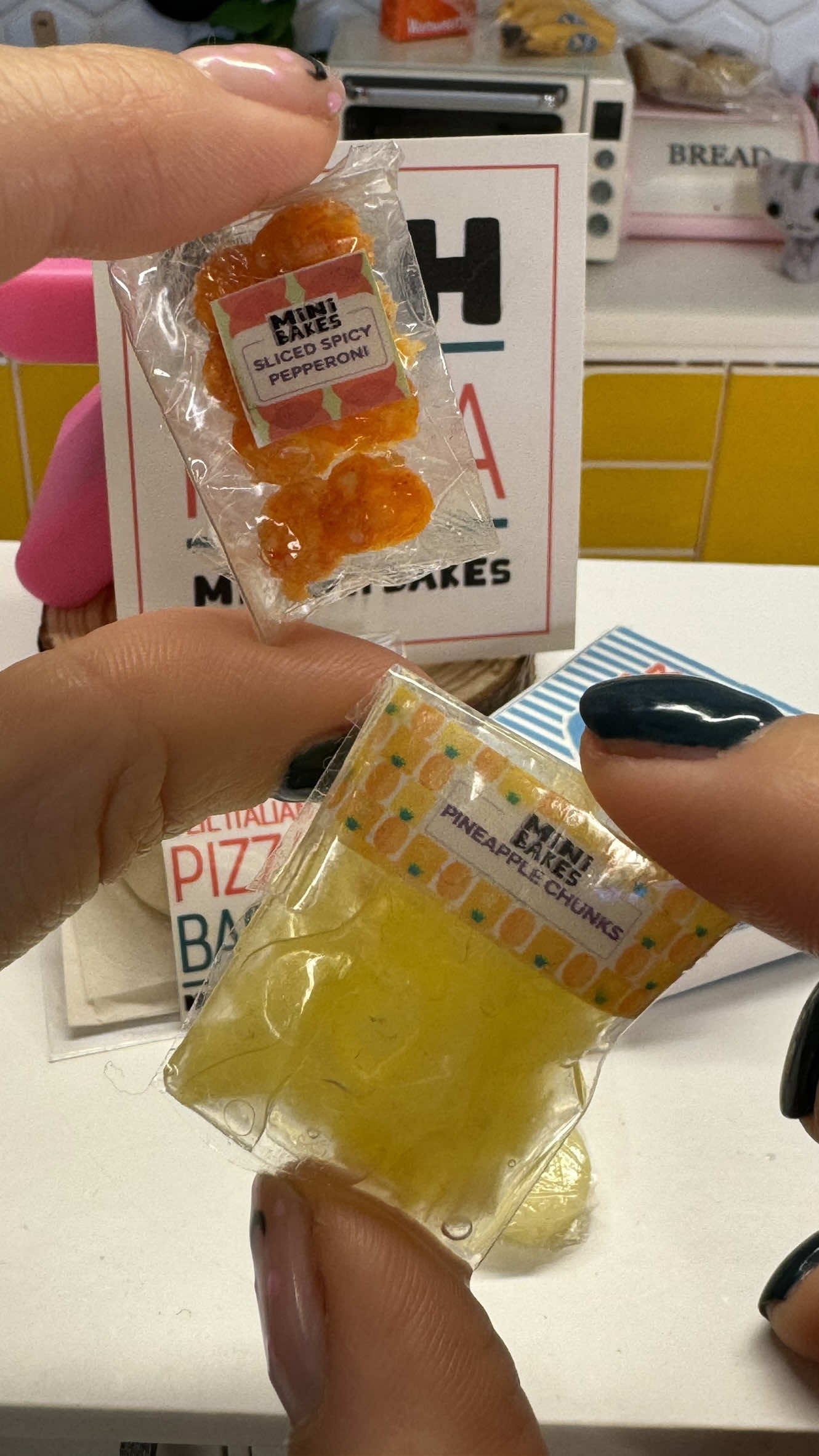 Does pineapple belong on pizza — yes or no? 🍕🤔 I love my mini pizza with pepperoni, pineapple and lashings of garlic! #pizza #minifood #minicooking #tiny 