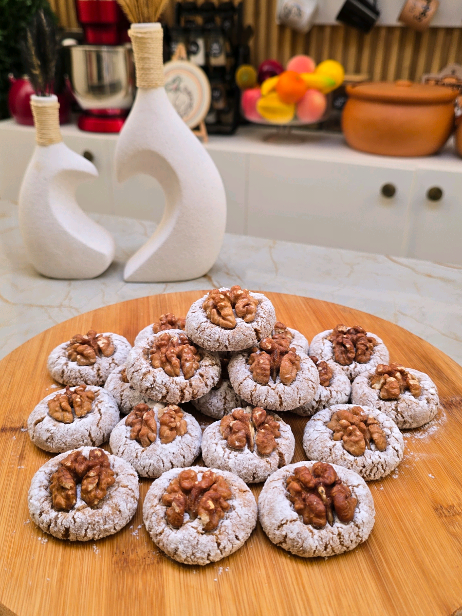 قوموا هلأ على المطبخ و عملوا هالكوكيز أو متل ما عرفت بسموهن المعلكة بدول المغرب،  ولا أسهل و أطيب من هيك  ما تنسوا تبعتولي تطبيقاتكن و تتفاعلوا على الفيديو لإنو تفاعلكن كتير مهم للصفحة 💖 like, save, share, comment ♥️  المكونات:  ٢ كوب لوز أو جوز محمص  نصف كوب سكر  زلال أو بياض بيضتين  ملعقة صغيرة فانيليا  سكر بودره  Ingredients: 2 cups roasted almonds or walnuts 1/2 cup sugar 2 egg whites 1 teaspoon vanilla extract Icing sugar #cheflioness.lb #Recipe #eazy #yummy #kaak    