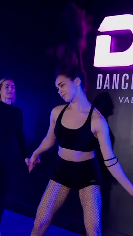💜 Más de 22 clases semanales de Heels 🔥 14 años impartiendo este estilo en Dance Center Valencia 🌍 Profesores y profesoras invitados de todo el mundo 👠 Una experiencia que combina técnica, fuerza y actitud En DC llevamos más de una década formando a bailarines en el estilo Heels, mucho antes de que se pusiera de moda. Hoy seguimos evolucionando y compartiendo la esencia de un estilo que transforma la forma de sentir la danza ✨ Atrévete a dar el paso que te cambiará la vida. Inscríbete en los cursos profesionales de sábados o en las clases regulares a través de dancecentervalencia.com 💜 #dance #parati #xyzbcab #heelsdance #tacones 