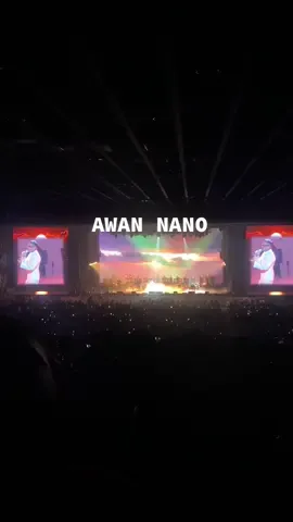 Lagu ni menang AJL ciptaan Dato’ M. Nasir. Hafiz rileks je perform pakai t-shirt dengan seluar tracksuit serta berkaki ayam masa final AJL tu. Hafiz Suip - Awan Nano KONSERT DI SEBALIK AKU HAFIZ SUIP 2025 @Hafizsuip @SAH Entertainment #hafizsuip #awannano #disebalikakuhafizsuip #sahentertainment #fyp 