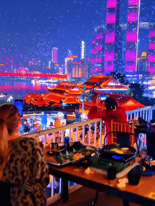 Part 3 | Best Rooftop in Chicago #chicago #downtown #chicagodowntown #rooftop #usa Chicago, travel Chicago, winter road trip in Chicago, scenic city winter drive, snow drive, Trump International Hotel & Tower Chicago, London House Chicago