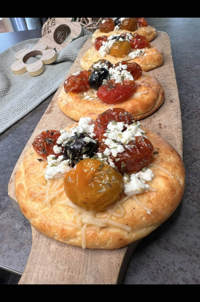 🍕 PIZZETTE PROTEICHE CHETO 😍 Lo spuntino perfetto per quando vuoi qualcosa di sfizioso ma senza sgarrare! Facili da preparare, pronte in pochi minuti e con pochissimi carboidrati 💪 Perfette per spuntino, cena leggera o aperitivo fit 🧀🥓 Provale e non sentirai la mancanza della pizza tradizionale! ✅ Ricetta sul mio blog ketosisa.it cercalo su google  🔗 link diretto nella biografia  #CapCut #keto #chetogenica #chetogenicaitalia #pizza 