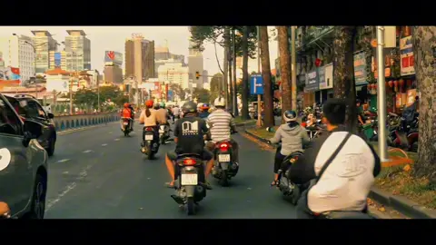 PHÓNG SỰ: CÀ PHÊ VỢT – HƠI THỞ CỦA THỜI GIAN GIỮA LÒNG SÀI GÒN Có những buổi sáng, chỉ cần bước vào quán cà phê vợt cũ kỹ, nghe tiếng nước sôi xèo xèo, ngửi mùi cà phê rang thơm nồng lan tỏa trong không gian, là thấy Sài Gòn của mấy chục năm trước như quay về #honvi 