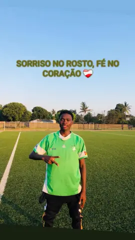 1. Sorriso no rosto, fé no coração. 2. Silêncio também é resposta. 3. Aprendendo a cada passo. 4. Deus no comando. 5. Tudo tem seu tempo. 6. Mente firme, coração tranquilo. 7. Grato por tudo. 8. Foco, força e fé. 9. Não é sorte, é Deus.