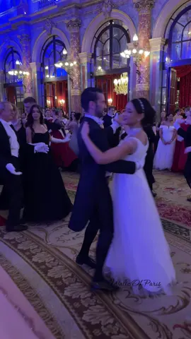 ✨Une robe de rêve, une valse, un décor digne des plus grands films 🎥 Les dorures scintillent, le marbre renvoie mille éclats de lumière ✨✨✨ À l’InterContinental, elle ne se contentait pas de valser… elle rayonnait 🌸💫  —- ✨A dream dress, a waltz, a setting worthy of the greatest films 🎥 Gilded details shimmer, marble reflects a thousand bursts of light ✨✨✨ At the InterContinental, she wasn’t just waltzing… she was radiating 🌸💫 ✨👸🏻✨ @Sarahchloeb  👗Avec une sublime robe crée par @Atelier Juliette Lamy ✨💃🏻✨ 🎶 Bal du 7 Eme Art ✨✨ Merci @poultier_du_mesnil et au @cercledefrance pour cet incroyable bal 😍 👑 Team valse ✨ ✨🙏🏻✨ @dariadavidoff @xinxinvibes @nataliakrassikova  🏛️ : @icparislegrand  Animation du bal par @carnetdebals  #waltz #dancing #ballroom #ballroomdance #dance       