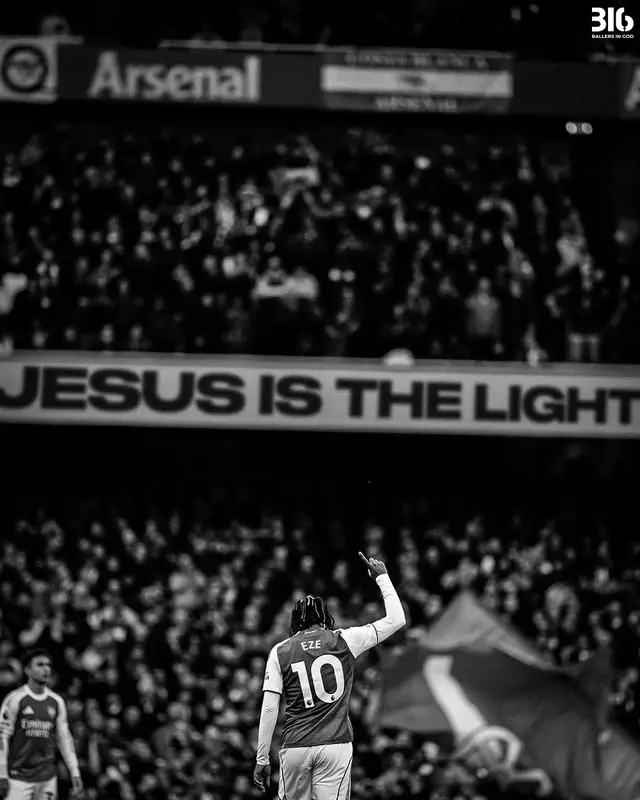 The world celebrates talent, but heaven celebrates surrender. No matter how bright the stage, Jesus shines brighter. He’s not just a light He’s the Light that gives life, hope, and purpose to every step we take. John 8:12 “Jesus said, ‘I am the light of the world. Whoever follows me will never walk in darkness, but will have the light of life.’” So whether you’re on the pitch, at work, or in a season of waiting keep your eyes fixed on the Light. Because when you follow Him, you’ll never be lost. Comment Amen if you believe it  *This image has been edited* #explore #explorepage #Soccer #football #faith 