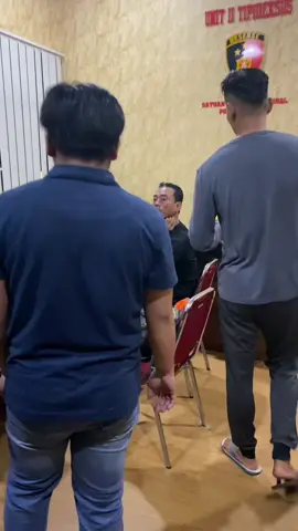 mas botok kami kangen mas botok rindu mas botok rindu semangatmu kepada teman2 ampb yg slalu kasih supot  untuk menegakan keadilan ,, ini foto waktu mas botok mau di bawa ke polda jateng#fyp 