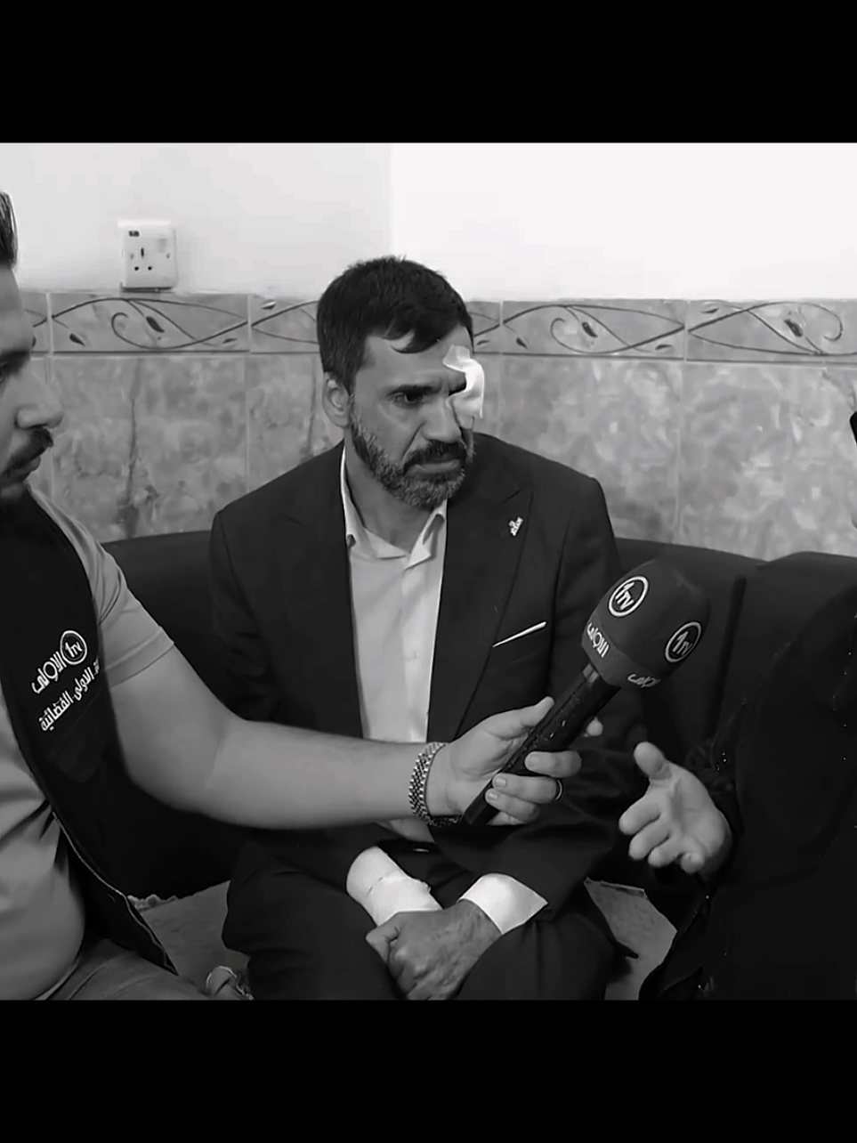 لا أعلم من أين أبدأ بحجم الكارثة التي شهدناها , يوم تجرأ طلاب علىٰ ضرب أستاذ , وكأن ميزان القيم قد اختل , وحرمة المعلّم أضحت هباءً ,  أي زمنٍ هذا الذي يمد فيه الجاهل يده علىٰ من أراد أضاءه درب المعرفة له ,   إنها ليست حادثة عابرة , بل طعنة في صدر التربية وكسرة في جبين التعليم ,  ينبغي أن تُفتح هذه الواقعة علىٰ الملأ , وأن تُصبح رأيًا عامًا ,  لأن الصمت عنها يعني التواطؤ مع الانحدار الأخلاقي ,  من لم يُعاقب اليوم علىٰ اعتدائه النتن , سيُغري غيره غدًا , حتىٰ يُصبح الخوف هو سيد الموقف في قلوب المعلمين ,  وحين يخشىٰ الأستاذ من قول الحق أو ضبط الغش , فلن يبقىٰ للعلم هيبة ولا للتربية معنىٰ ,  إن ما جرى ليس شجارًا , بل سقوطٌ صريحٌ في وادي الجحود , يستحق أن يُكتب في سجلات العار ما لم ننهض لمواجهته ,  نحن أمام أزمة أخلاقية لا تقل خطورة عن أي أزمة وطنية , فحين يُهان المعلم , تضيع هيبة العلم , ويُهدم المستقبل من أساسه . #الأستاذ_عدي_عبد_الجليل #وزارة_التعليم 