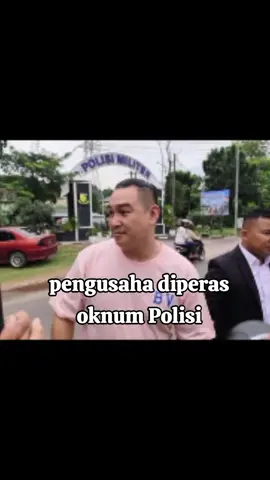 Bidang Profesi dan Pengamanan (Bidpropam) Polda Kepulauan Riau mengamankan seorang perwira polisi berinisial TSH, yang diketahui bertugas di Direktorat Narkoba Polda Kepri. Oknum berpangkat Inspektur Polisi Satu (Iptu) itu diduga terlibat dalam kasus pemerasan terhadap seorang pengusaha di Batam dengan nilai mencapai Rp300 juta. Penangkapan dilakukan pekan lalu setelah Propam menerima laporan dan melakukan penelusuran internal atas dugaan keterlibatan oknum tersebut. Kepala Bidang Humas Polda Kepri, Kombes Pol Zahwani Pandra Arsyad, membenarkan adanya penangkapan itu. “Informasi awal dari Kabid Propam Polda Kepri, Kombes Pol Eddwi benar, bahwa oknum anggota berpangkat Inspektur berinisial TSH diamankan untuk dilakukan pendalaman,” ujar Pandra, Senin (3/11/2025). Pandra menegaskan bahwa Kapolda Kepri sangat menolak keras tindakan oknum yang mencederai nama baik institusi Polri. “Bapak Kapolda sangat tidak mentolerir perbuatan anggota yang menciderai hukum. Oknum tersebut akan diproses sesuai aturan yang berlaku,” tegasnya. Sementara itu, Kabid Propam Polda Kepri, Kombes Pol Eddwi Kurniawan, menyebut pihaknya masih melakukan pemeriksaan intensif terhadap TSH. “Saat ini masih kami dalami, termasuk memeriksa keterangan saksi-saksi. Jika terbukti bersalah, kami tindak tegas tanpa ampun,” ujarnya singkat. Kasus ini bermula dari pengakuan seorang pengusaha berinisial Bj, warga Botania, Batam. Ia mengaku menjadi korban pemerasan oleh sekelompok orang yang mengaku sebagai anggota BNN dan aparat keamanan pada Kamis, 16 Oktober 2025. Menurut keterangan korban, lebih dari lima orang pelaku datang menggerebek rumahnya dan menemukan serbuk kristal yang diduga sabu. Setelah itu, mereka menekan korban untuk menyerahkan sejumlah uang agar kasusnya “tidak diproses lebih lanjut”. “Saya diminta uang Rp1 miliar, tapi akhirnya mereka ambil Rp300 juta,” ungkap Bj kepada awak media. Dari hasil penelusuran, uang tersebut diduga ditransfer ke beberapa rekening, salah satunya rekening milik TSH sebesar Rp40 juta. Selain TSH, dua anggota TNI yang disebut berperan aktif dalam aksi pemerasan itu juga tengah diselidiki, masing-masing Serka SH dan Serka SM. Pada Senin (3/11/2025) pagi, korban bersama dua kuasa hukumnya mendatangi Markas Denpom 1/6 Batam di Jalan Sudirman untuk membuat laporan resmi. Kini, Propam Polda Kepri dan Denpom 1/6 Batam tengah berkoordinasi untuk mengusut tuntas kasus ini, termasuk menelusuri aliran dana dan keterlibatan para oknum aparat yang diduga terlibat. #poldakepri #oknumpolisi #batam #kapolrilistyosigitprabowo #polisi 