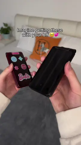 Imagine getting these for Christmas 🎄 #flipphones #retro #y2k 