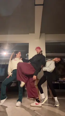 Şimdi dönüyosun bana @Gülşah Alan @aysegulasci 