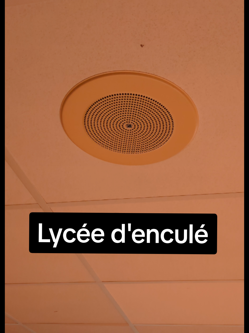 C'est quoi cette sonnerie de fils de pute 😭 (les 2010 ont ruiné le lycée)