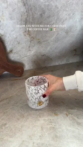 My fav part of the house… the coffee bar! Let’s decorate for Christmas 🎄 🎅🏼