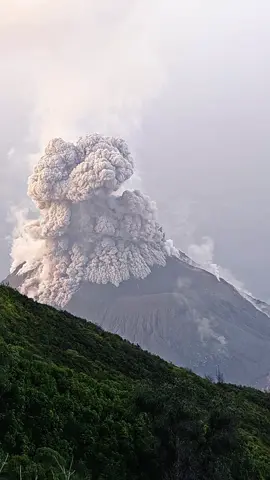 el Volcán Santiaguito haciendo de las suyas!! nos sorprendió con esta hermosa erupción, captado desde las faldas del volcán Santa María  tener la dicha de poder ver un volcán en erupción. escríbenos si quieres conocer este lugar increíble.  #aventuras #guatemala #eruption 