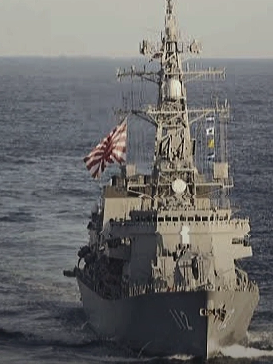 Kisah Angkatan Laut Jepang membentang dari interaksi benua awal, melalui periode isolasi dan modernisasi cepat setelah kedatangan Komodor Perry, hingga perannya yang kuat dan terkenal dalam Perang Dunia IIAngkatan Laut Kekaisaran Jepang berkembang dari kekuatan kecil yang modern menjadi salah satu angkatan laut terkuat di dunia, sebuah transformasi yang didorong oleh ambisi nasionalis dan adopsi teknologi Barat, termasuk kapal induk dan kapal perang besar seperti Yamato . Pada akhirnya, angkatan laut ini dikalahkan dan dibubarkan setelah Jepang menyerah pada tahun 1945.  Sejarah awal dan isolasi Asal usul kuno : Sejarah angkatan laut Jepang dimulai dengan interaksi awal di benua itu, diikuti oleh periode penggunaan armada lokal kecil untuk penyerangan atau pertahanan. Era Abad Pertengahan : Selama Sengoku Jidai (abad ke-16), konflik antara panglima perang menyebabkan aktivitas angkatan laut yang lebih besar dan pengembangan kapal perang khusus. Keshogunan Tokugawa : Kebijakan pengasingan (sakoku) dari tahun 1640-an hingga 1853 menyebabkan larangan pembangunan kapal laut dan menghentikan pengembangan angkatan laut.  Modernisasi dan kebangkitan Pembukaan paksa : Pada tahun 1853, 