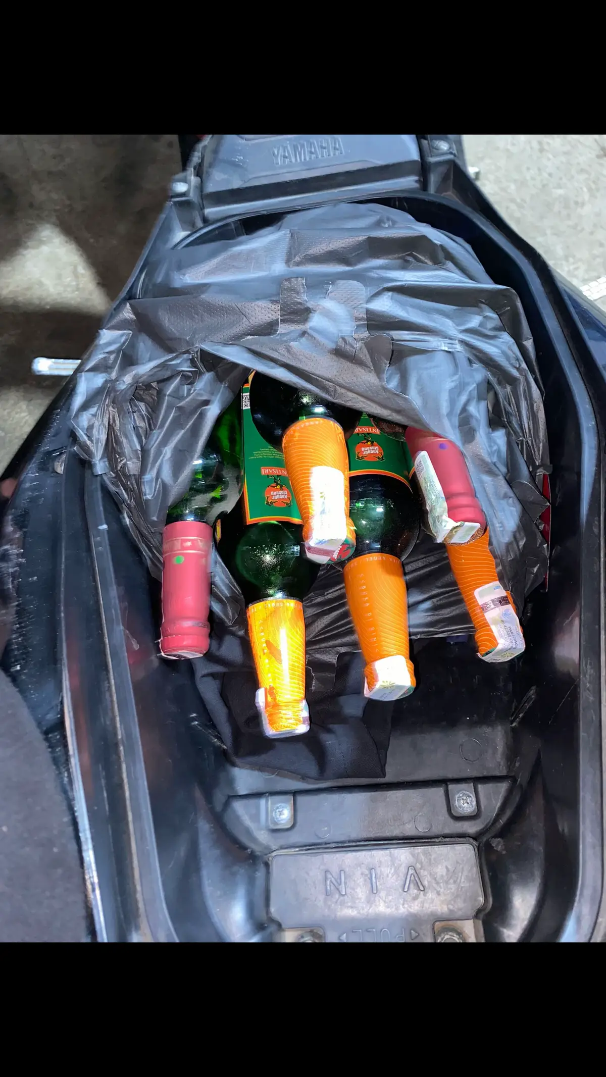 _Bahan Martabak_ Untuk kulit martabak: 1. 2 cangkir tepung terigu 2.1/2 cangkir tepung tapioka 3.1/2 sendok teh garam 4.1/4 sendok teh baking powder 5. 1/4 sendok teh baking soda 6.1 butir telur 7.1 cangkir air 8. Minyak goreng untuk olesan Untuk isian martabak: 1. 250 gram daging sapi atau ayam cincang 2.1/2 cangkir daun bawang iris 3.1/2 cangkir bawang merah cincang 4. 2 siung bawang putih cincang 5.1 sendok teh garam 6.1/2 sendok teh merica 7.1/4 sendok teh penyedap rasa (opsional) _Bahan Tambahan_ 1. Telur ayam untuk olesan 2. Minyak goreng untuk menggoreng _Cara Membuat_ 1._Buat kulit martabak_: Campur tepung terigu, tepung tapioka, garam, baking powder, dan baking soda. Tambahkan telur dan air, aduk hingga rata. Istirahatkan adonan selama 30 menit. 2._Buat isian martabak_: Campur daging sapi atau ayam cincang, daun bawang, bawang merah, bawang putih, garam, merica, dan penyedap rasa. Aduk hingga rata. 3._Pipihkan adonan kulit_: Pipihkan adonan kulitmartabak tipis-tipis. 4._Tambahkan isian_: Letakkan isian martabak di tengah adonan kulit, lipat adonan menjadi bentuk segi empat atau segi tiga. 5._Goreng martabak_: Goreng martabak dalam minvak panas hingga berwarna keemasan. 6._Sajikan_: Sajikan martabak hangat dengan saus atau kecap manis. _Tips_ 1. Pastikan adonan kulit martabak tidak terlalu tebal atau tipis. 2.Jangan menggoreng martabak terlalu lama, agar tidak terlalu berminyak. 3. Anda dapat menambahkan isian lain seperti keju atau sayuran. Selamat mencoba!