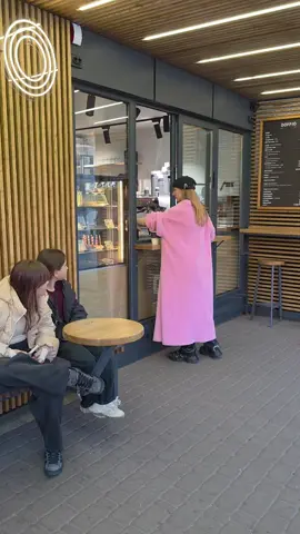 У нас з Дівчатами після Фотосесії завжди традиція - Смачна Кава та Тістечка ☕️🍰 Створили Класні образи , покавували , зняли тренди і додому повернулися з приємними Емоціями)