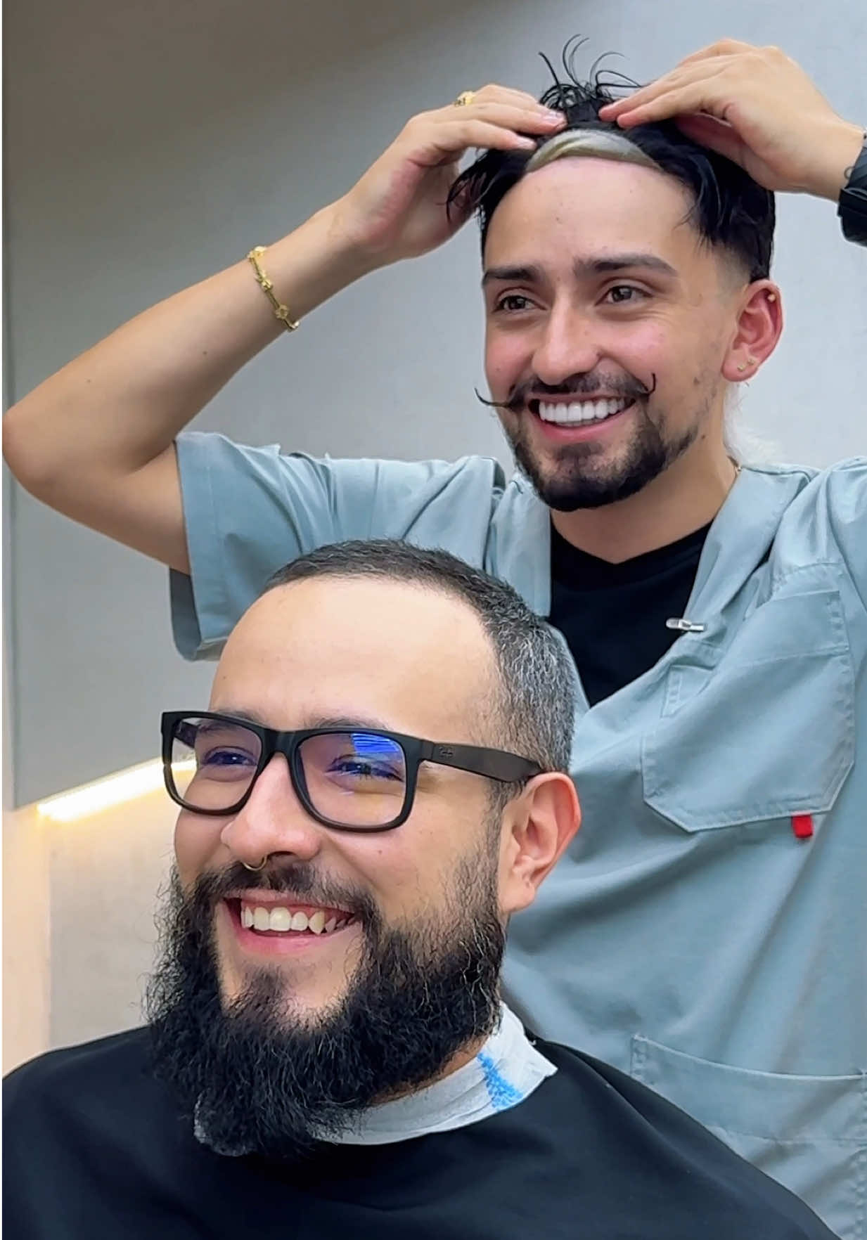 “Mi amor… ¿qué es esto? Te amo tanto.” Fueron las primeras palabras que escuchó Daniel cuando su pareja lo vio después del cambio. 🥹❤️ Daniel nos ha acompañado por más de un año viendo nuestros videos, soñando con dar el paso… hasta que por fin decidió hacerlo. Tiene 31 años, pero con este cambio parece que retrocedió una década. Más allá de lo físico, lo que realmente cambió fue su mirada, su forma de caminar, su confianza. Hoy Daniel no solo se ve diferente, se siente diferente. Volvió a creer en sí mismo, a mirarse al espejo con orgullo… y eso no tiene precio. 🙌✨ #amor #protesiscapilar #alopecia #autoestima #calvo 