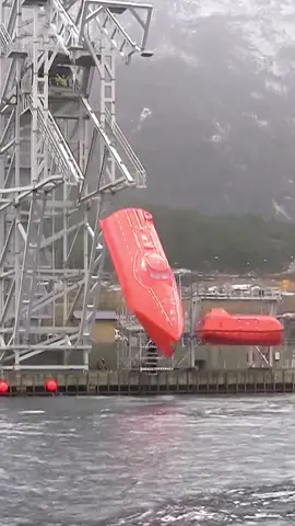 How does a freefall lifeboat work? 🧐 #lifeboat #survival #engineering #boat #freefall 