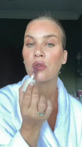 Sorry I’m too busy to answer #makeup #makeuplook #lipstick #summerfridays #makeuphacks @Summer Fridays @niceworkparisoff 