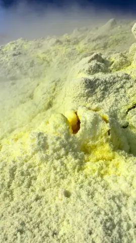 I cristalli di zolfo sull’Etna. . 🌐 guidevulcanologicheetna.it .  #etna #sicily #volcano #nature #travel 