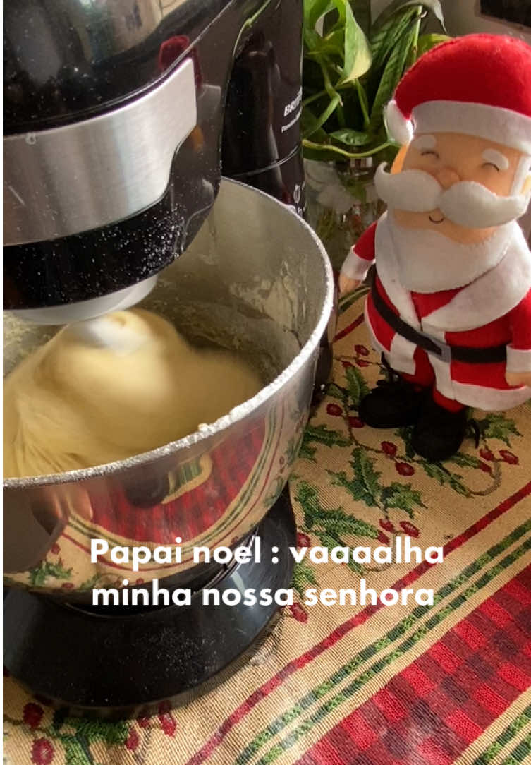 Pedi pra ele ficar de olho pra batedeira não cair no chão 😌✋ #chocotone #chocotonecaseiro #receitasnatalinas #paocaseiro