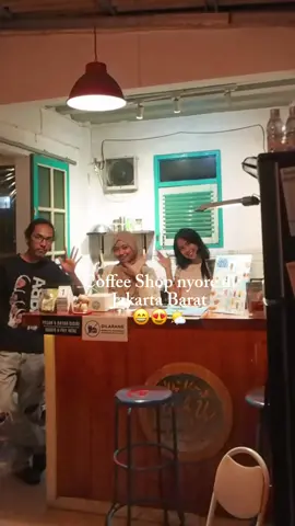 Apakah kamu lagi nyari tempat untuk nyore bareng temen-temen, pacar, atau sendiri? Ke Climb Up Coffee aja yuk, kita mulai buka dari jam 4 sore jadi pas banget buat kamu yang baru pulang kantor, kuliah, atau sekolah pengen nyore. Pas banget juga buat kamu yang mau WFC atau nugas karena tersedia banyak colokan dan menunya di harga 20 rb-an😁  #fyp #placetogojkt #cafejakarta #coffeeshopjakarta #tempatnongkrongjakarta 