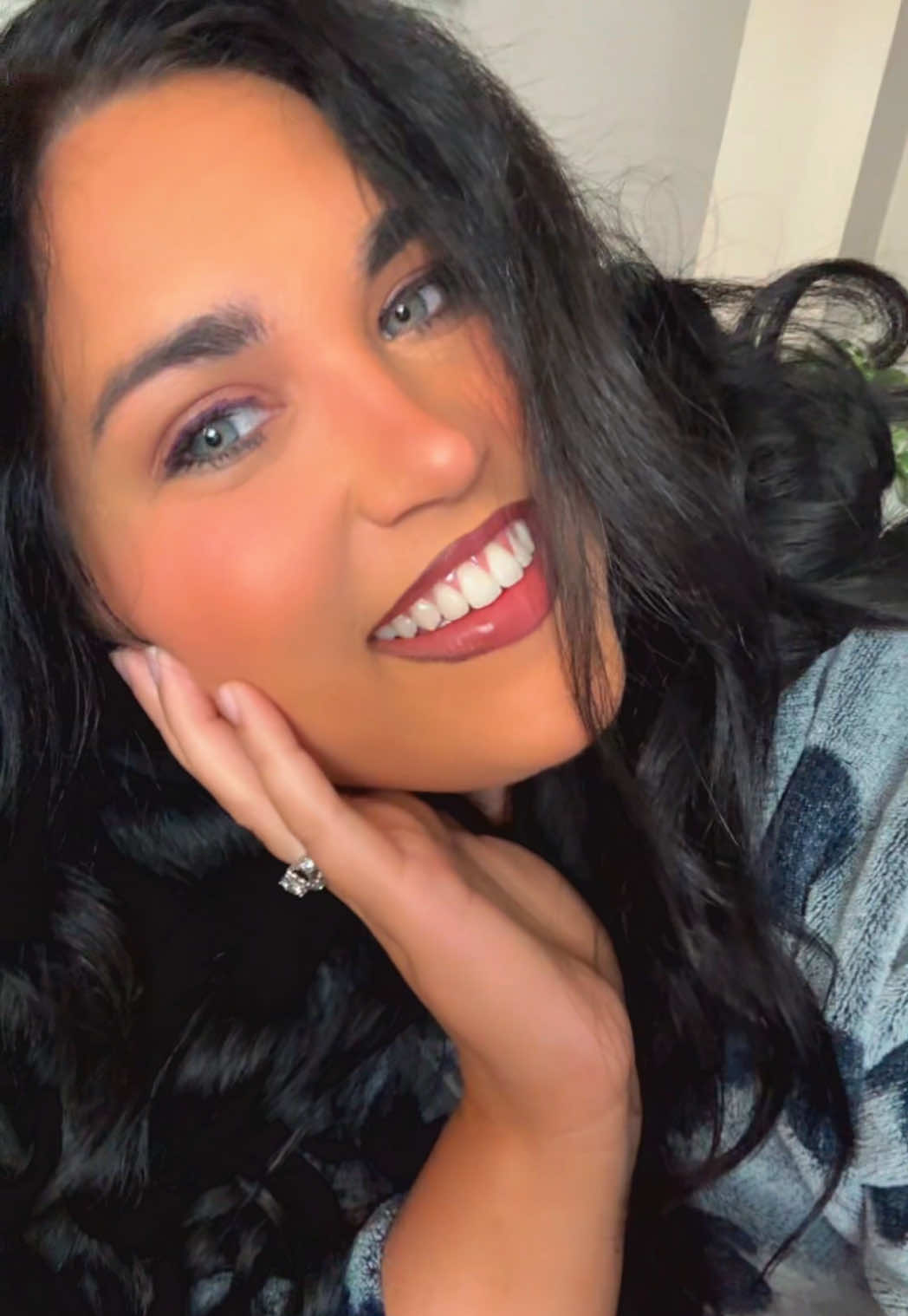 Hope you guys have the best week 🫶❤️ #happymonday #mondaymotivation #fyp #blackhairblueeyes #makeupoftheday 