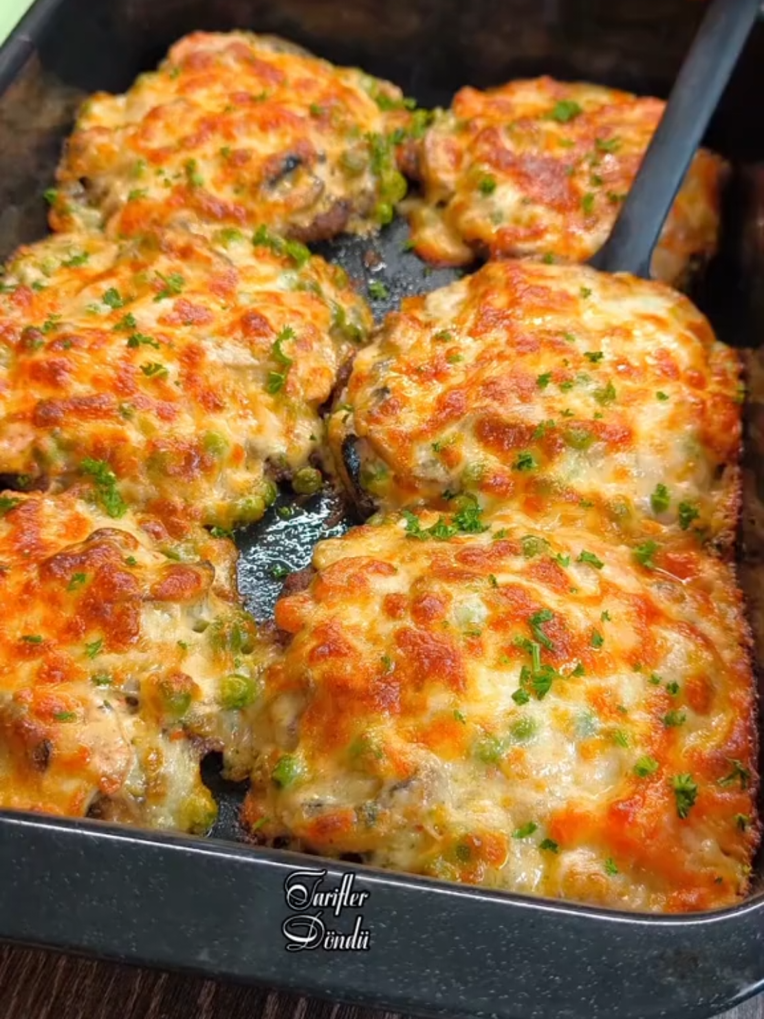 🇹🇷⤵️-🇬🇧⤵️ 🔹 Malzemeler; Köfte için; 550 g Kıyma (Dana kıyma) 1 Soğan  1/2 Kapyabiber  1 Yumurta  65g Galeta unu  Maydanoz  Tuz Karabiber Kimyon Pulbiber  🔹 Sos için; 1 yemek kaşığı Tereyağı  1 Soğan  250g Mantar 1 Havuç 75g Bezelye (buzluktan) 1 diş Sarmısak  200ml Krema 100ml Süt 1 tatlı kaşığı Nişasta  Tuz Karabiber  Pulbiber  Üzerine eklemek için; 150g rendelenmiş Mozzarella peyniri  Fırında pişme süresi; Önceden ısıtılmış fanlı 200°c de 15 dakika pişirin (peynir kızarana kadar). 🔹🔹 Ingredients; For the meatballs; 550g minced beef 1 onion 1/2 red pepper 1 egg 65g breadcrumbs Parsley Salt Black pepper Cumin Paprika 🔹 For the sauce; 1 tablespoon butter 1 onion 250g mushrooms 1 carrot 75g peas (frozen) 1 clove garlic 200ml cream 100ml Milk 1 teaspoon Cornflour  Salt Black pepper  Paprika  To add on top; 150g Grated mozzarella cheese  Baking time Bake in a preheated fan oven at 200°C for 15 minutes (until the cheese is golden brown). #fyp #köfte #soslu #food  #Recipe  Translated with DeepL.com (free version)