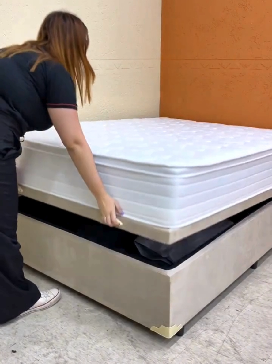 Cama Box Baú Colchão Casal Molas Ensacadas City Pillow Top 138x188x64cm Branco / Cinza  Suporta até 150kg por Pessoa A Cama Box Maximus foi desenvolvida para oferecer equilíbrio entre firmeza e conforto. Sua estrutura é composta por molas ensacadas, que garantem suporte individualizado ao corpo, reduzindo a transferência de movimentos e proporcionando noites de sono mais tranquilas.  ✅COMPRE AQUI🔗 https://s.shopee.com.br/4q7XFxxYnm #camaBoxBauCasal #colchaoMolasEnsacadas #camaBoxBaú138x188x64 #SonoTranquilo #CamaCasal 